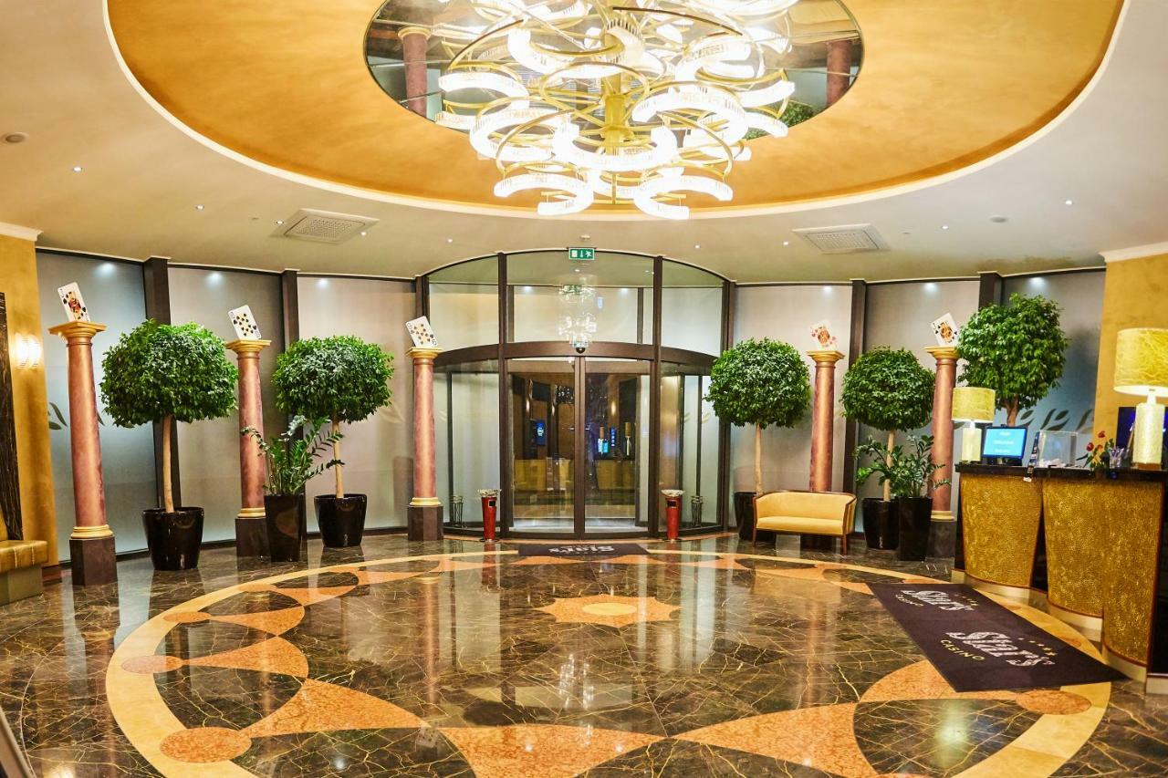 Casino&Hotel Admiral Alzbetin Zelezna Ruda Bagian luar foto